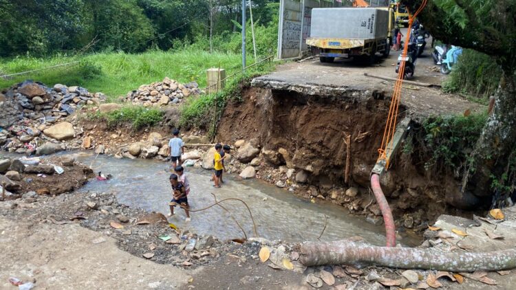 Kondisi jembatan alternatif Summarecon menuju Gadog di Desa Pasir Angin yang putus akibat pondasi terkikis banjir