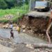 Kondisi jembatan alternatif Summarecon menuju Gadog di Desa Pasir Angin yang putus akibat pondasi terkikis banjir