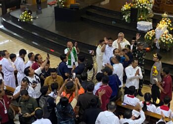 Kapolres Bogor AKBP Wikha Ardilestanto dan Bupati Rudy Susmanto saat memantau pengamanan Natal di Gereja Paroki Cibinong