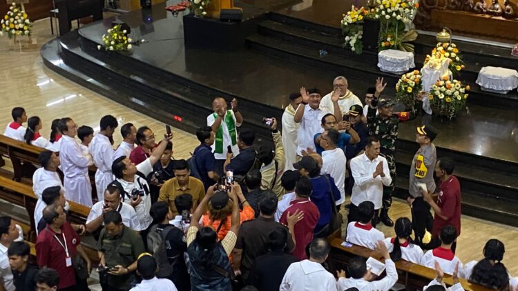 Kapolres Bogor AKBP Wikha Ardilestanto dan Bupati Rudy Susmanto saat memantau pengamanan Natal di Gereja Paroki Cibinong