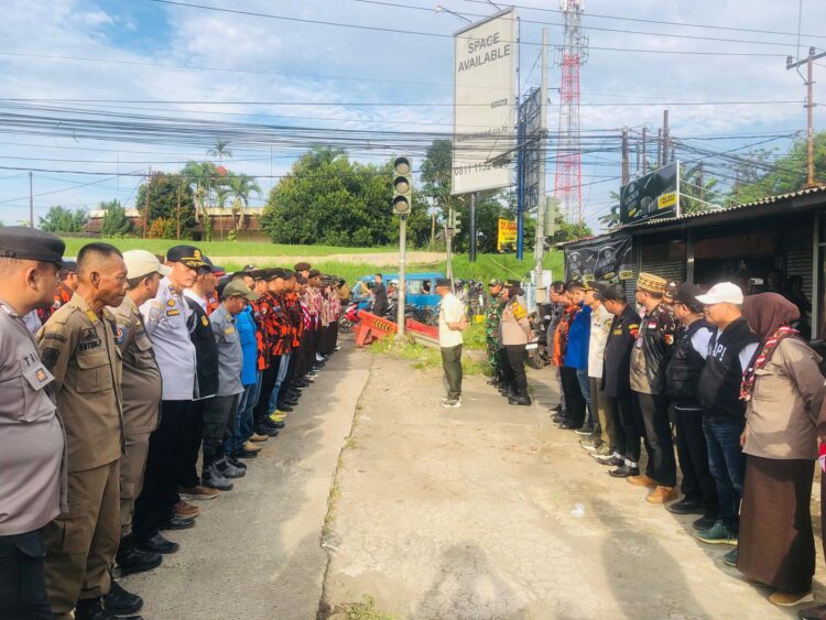 Kapolsek Dramaga IPTU Desi Triana memimpin apel pengamanan malam Natal 2025 di Jalan Lingkar Dramaga