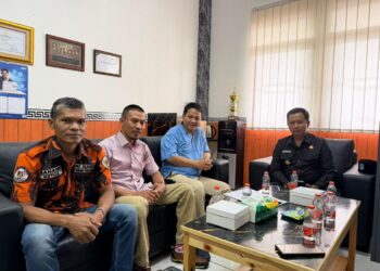 Ketua PAC Pemuda Pancasila Cileungsi Bahank memberikan ucapan selamat kepada Yudi Septiana terpilih Ketua DPK KNPI Cileungsi