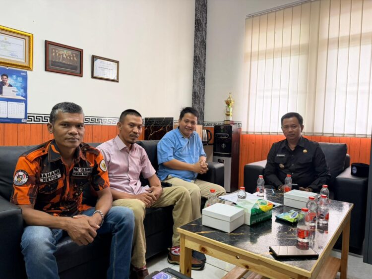 Ketua PAC Pemuda Pancasila Cileungsi Bahank memberikan ucapan selamat kepada Yudi Septiana terpilih Ketua DPK KNPI Cileungsi