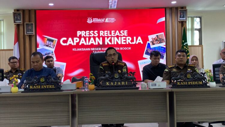 Kepala Kejari Kabupaten Bogor Denny Achmad memaparkan capaian kinerja tahun 2025.