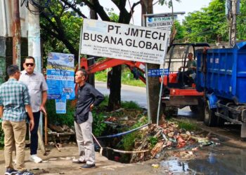 Ketua Komisi I DPRD Kabupaten Bogor M. Irvan Maulana alias Ipeck saat meninjau pembongkaran saluran air di Jalan Raya Tengsaw.