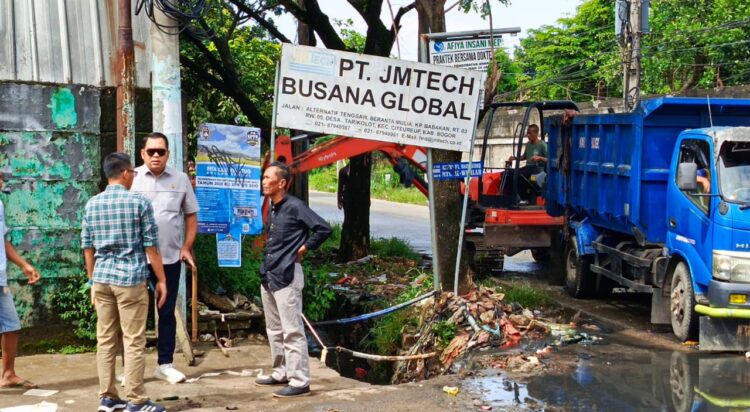 Ketua Komisi I DPRD Kabupaten Bogor M. Irvan Maulana alias Ipeck saat meninjau pembongkaran saluran air di Jalan Raya Tengsaw.