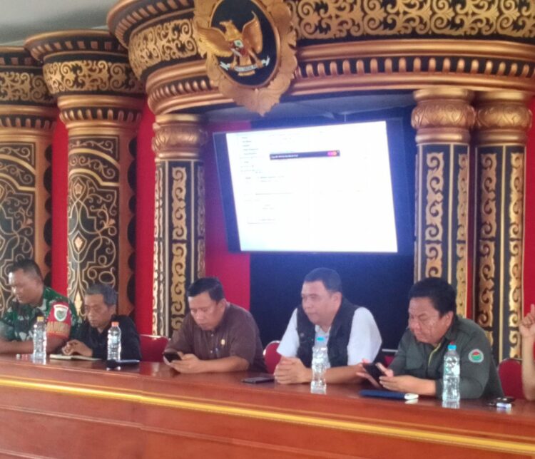 Kepala Desa Nagrak H. Agus Sahrudin saat memimpin Musdes penetapan APBDes Tahun 2026 di Aula Kantor Desa.