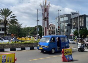 Angkutan kota (Angkot) trayek Puncak terpantau masih beroperasi di Simpang Gadog meski ada larangan resmi.