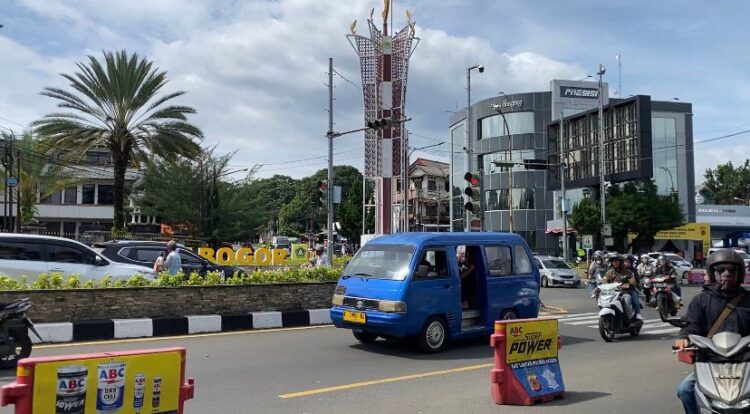 Angkutan kota (Angkot) trayek Puncak terpantau masih beroperasi di Simpang Gadog meski ada larangan resmi.