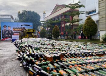 Kapolres Bogor AKBP Wikha Ardilestanto saat memimpin pemusnahan ribuan botol miras ilegal di Mapolres Bogor.