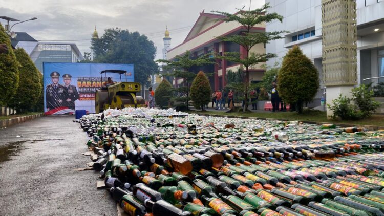 Kapolres Bogor AKBP Wikha Ardilestanto saat memimpin pemusnahan ribuan botol miras ilegal di Mapolres Bogor.