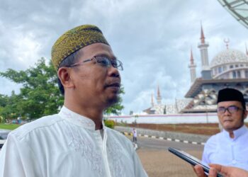 Suasana jemaah saat melaksanakan ibadah Salat Jumat perdana di Masjid Nurul Wathon Kabupaten Bogor
