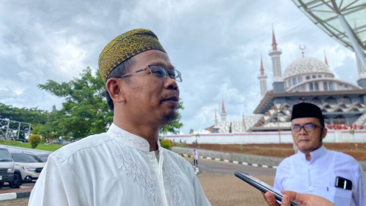 Suasana jemaah saat melaksanakan ibadah Salat Jumat perdana di Masjid Nurul Wathon Kabupaten Bogor