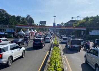 KBO Satlantas Polres Bogor Iptu Ardian Novianto memantau pemberlakuan one way arah Puncak di Gadog