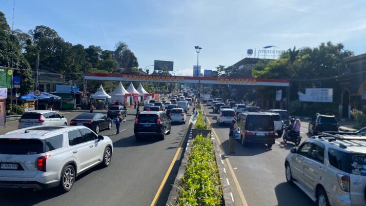 KBO Satlantas Polres Bogor Iptu Ardian Novianto memantau pemberlakuan one way arah Puncak di Gadog