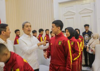 Wali Kota Bogor Dedie A Rachim memberikan motivasi saat melepas tim Paskibra SMPN 8 Bogor ke tingkat nasional