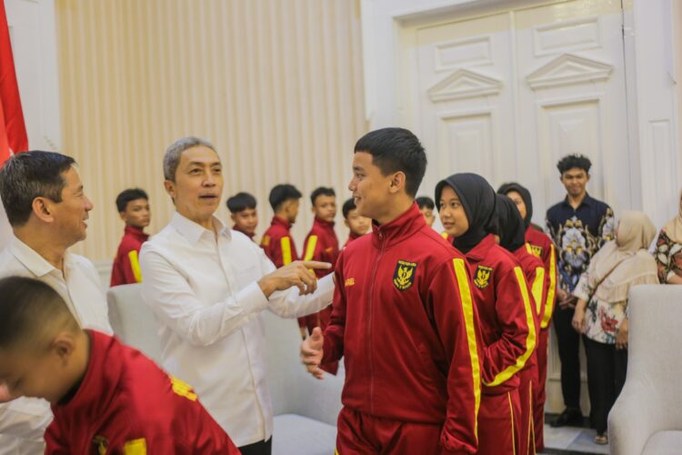 Wali Kota Bogor Dedie A Rachim memberikan motivasi saat melepas tim Paskibra SMPN 8 Bogor ke tingkat nasional