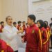Wali Kota Bogor Dedie A Rachim memberikan motivasi saat melepas tim Paskibra SMPN 8 Bogor ke tingkat nasional