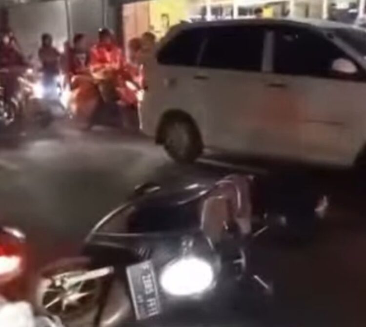 Oleng Saat Berkendara, Pemotor Tewas Terlindas Truk