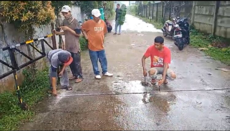 Warga Tlajung Udik Tanami Pohon di Akses Jalan Menuju PT Kajama, Diduga Berdiri di Lahan RTH
