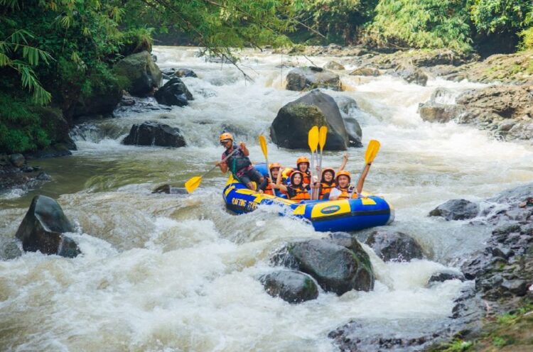 Keseruan pengunjung saat menikmati aktivitas rafting dan adventure di Lenirra Cijeruk, Bogor.