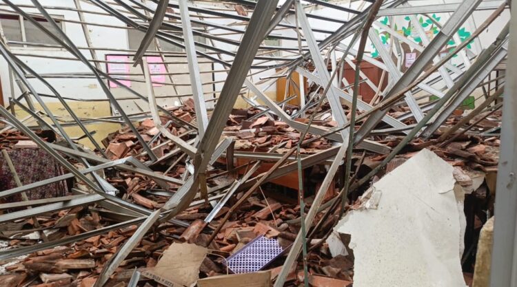 kejadian atap sekolah ambruk di kabupaten bogor