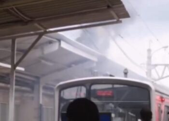 Atap Peron Kereta Api Stasiun Bogor yang menyala