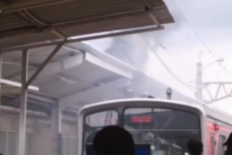 Atap Peron Kereta Api Stasiun Bogor yang menyala