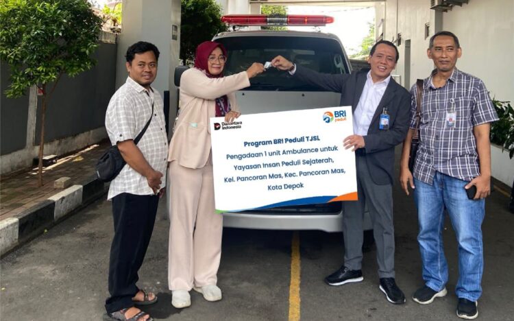 Tingkatkan Layanan Kesehatan, BRI KC Depok Serahkan Bantuan Ambulans TJSL