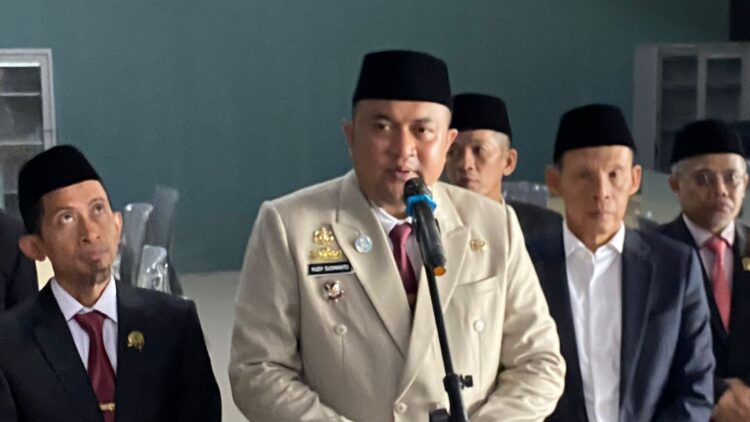 Bupati Bogor Rudy Susmanto memberikan penjelasan terkait alih fungsi lahan dengan didampingi wakil bupati ade ruhandi dan kh.agus salim