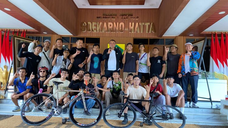 Bupati Bogor Rudy Susmanto saat menerima kunjungan komunitas sepeda Cycling Cibinong di dalam Pendopo