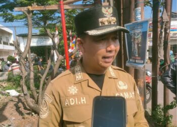 Camat Cileungsi Adi Henryana saat memberikan keterangan terkait pengolahan sampah Pemkot Tangsel di PT Aspex Kumbong.