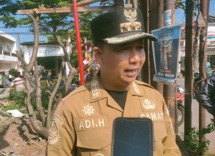 Camat Cileungsi Adi Henryana saat memberikan keterangan terkait pengolahan sampah Pemkot Tangsel di PT Aspex Kumbong.