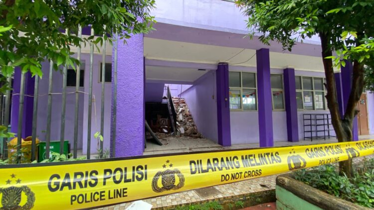 Camat Gunung Putri Instruksikan Siswa SMAN 2 Diliburkan Sementara Usai Atap Tiga Ruang Kelas Ambruk