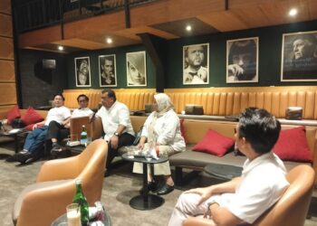 Pembina dan pengurus Sindikasi Media Network saat deklarasi kolaborasi media di Kemang, Jakarta