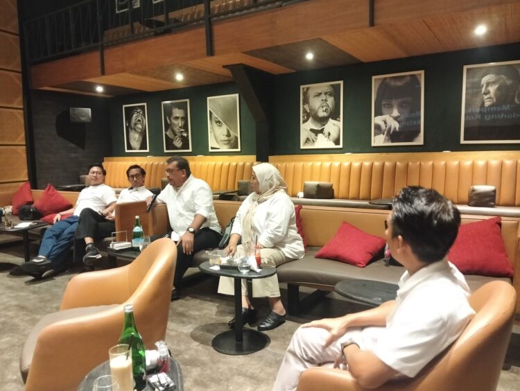 Pembina dan pengurus Sindikasi Media Network saat deklarasi kolaborasi media di Kemang, Jakarta