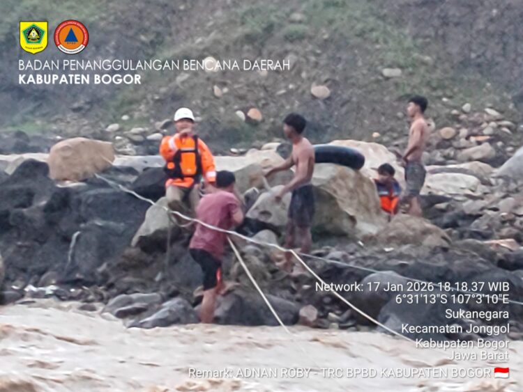 penyelamatan pemuda oleh BPBD Kabupaten Bogor
