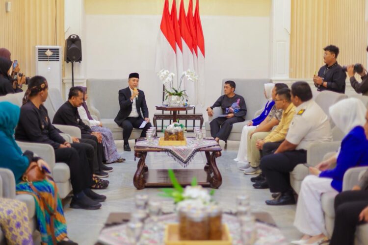 Dedie Rachim saat diskusi dengan para pengusaha koperasi