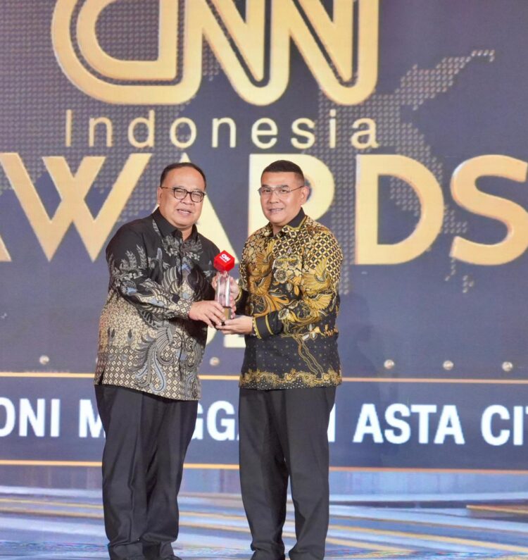 wamen ossy terima penghargaan wakili kementerian atr/bpn