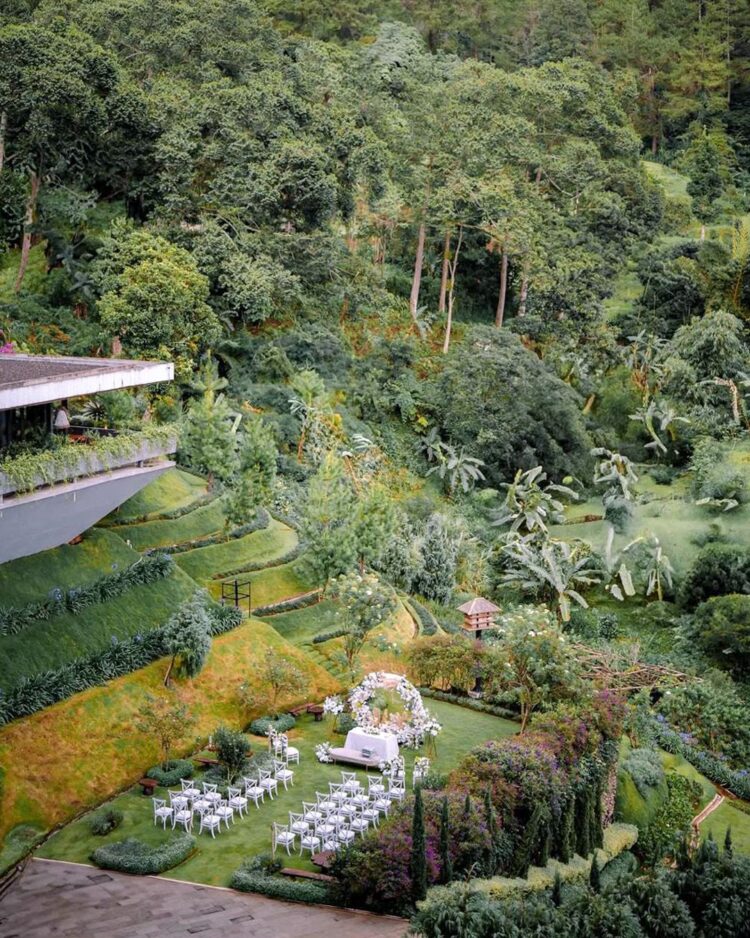 suasana pernikahan di tengah pegunungan