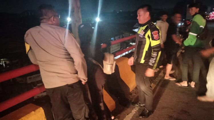 Polsek Cileungsi Gagalkan Percobaan Bunuh Diri Seorang Perempuan di Flyover Cileungsi