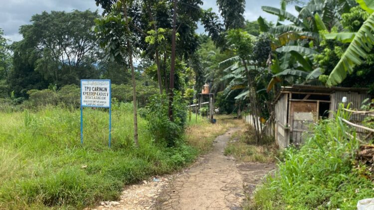 kondisi lahan pemakaman kp.kedep , desa tlajung udik, kabupaten bogor.