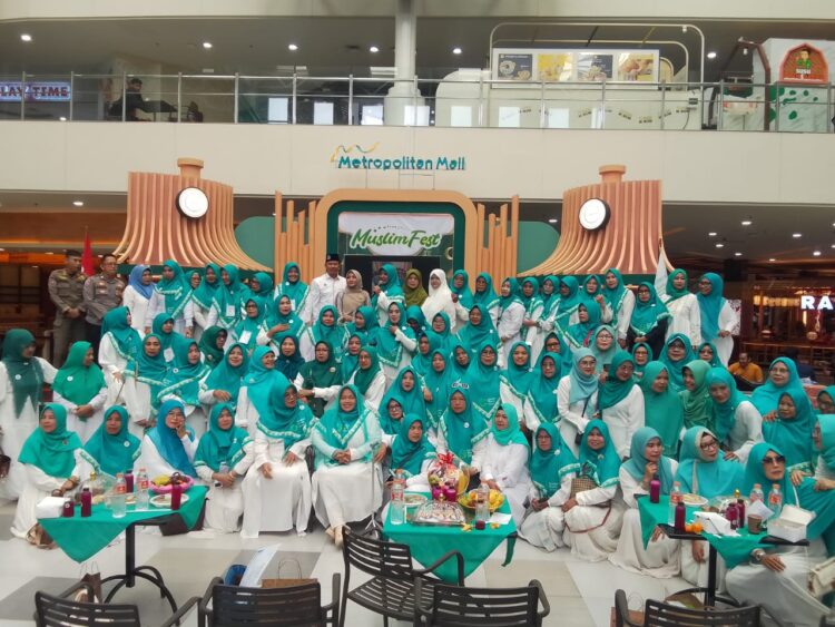 Ketua HMT Cileungsi Ustadzah Anis Fuadah saat memberikan tausiyah di acara Muslim Fest 2026.