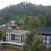 Fasad bangunan Jambuluwuk Bromo Resort & Poshtel dengan latar belakang pemandangan pegunungan yang asri.