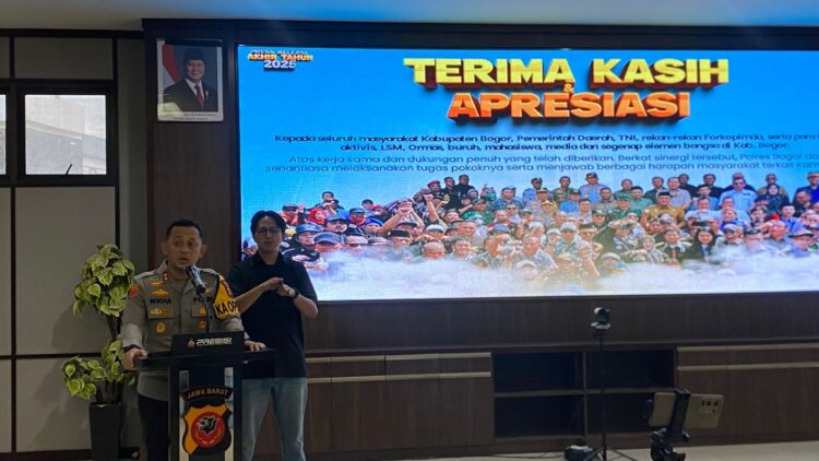 Kapolres Bogor AKBP Wikha Ardilestanto saat memaparkan keberhasilan pengungkapan kasus menonjol sepanjang tahun 2025.