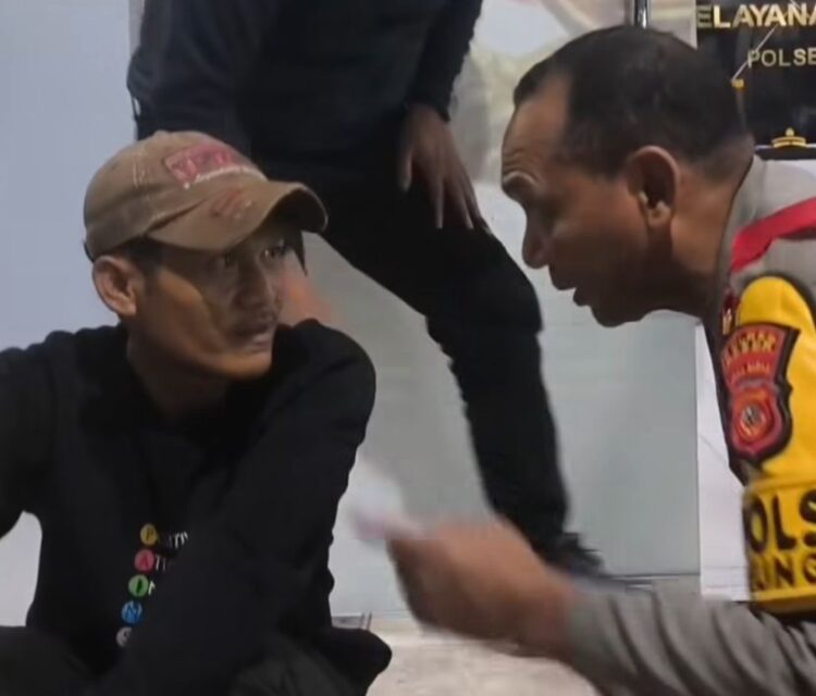 Kapolsek Cileungsi Kompol Edison saat mengamankan sopir angkot yang diduga menggunakan sabu.