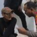 Kapolsek Cileungsi Kompol Edison saat mengamankan sopir angkot yang diduga menggunakan sabu.