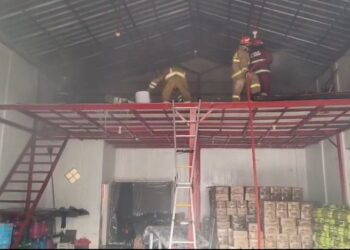 Petugas Damkar Kabupaten Bogor memadamkan api di gudang kasur Metland Cileungsi