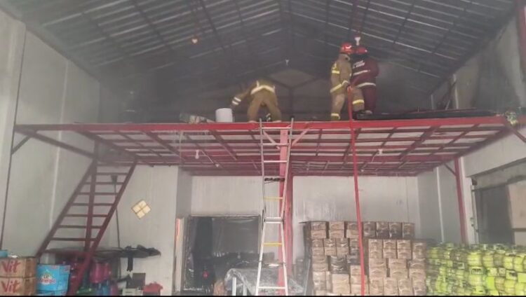 Petugas Damkar Kabupaten Bogor memadamkan api di gudang kasur Metland Cileungsi