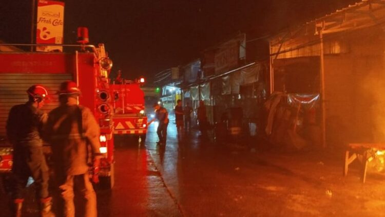 Petugas Damkar Sektor Parung saat melakukan pendinginan di lokasi kebakaran kios plastik di Desa Parigi Mekar, Ciseeng